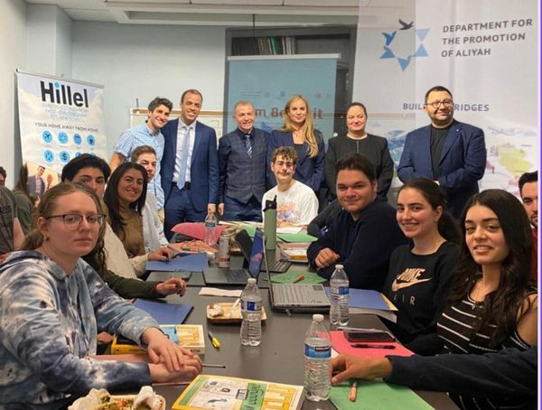 Director General of the Ministry of Aliyah and Department for the promotion of Aliyah staff visited a youth ulpan class in Hillel of Baruch College